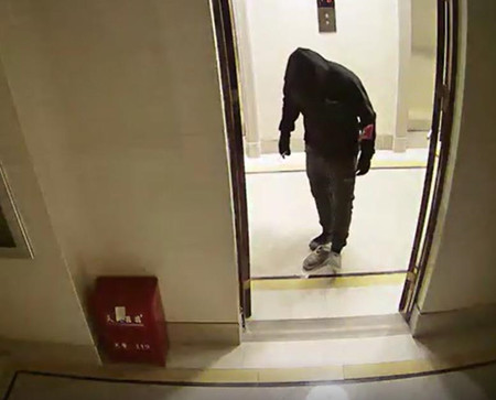 家用監(jiān)控?cái)z像頭曝光監(jiān)控畫(huà)面，大門(mén)口兩男子行跡鬼祟